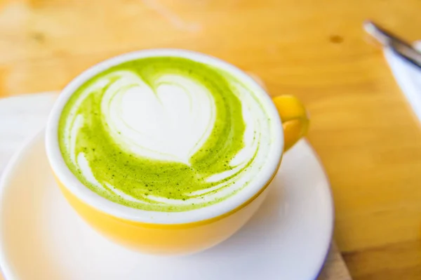 Warme groene thee melk cup en koffiekopje en aardbei taart — Stockfoto