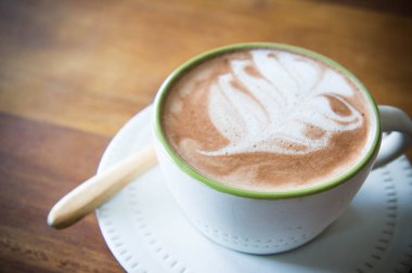 tahta arka plan ile kafede kahve Kupası ve Çilekli pasta