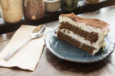 kahve fincanı ve kafede çikolatalı kek