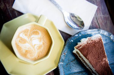 kahve fincanı ve kafede çikolatalı kek