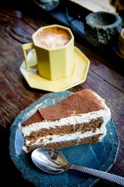 kahve fincanı ve kafede çikolatalı kek