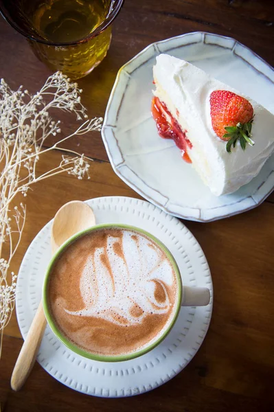 Coffee cup a jahodový dort v kavárně s dřevěným backgro — Stock fotografie