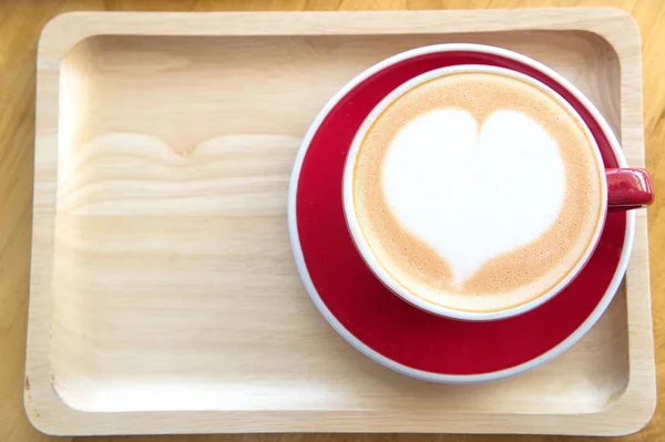 Kaffeetasse und leckerer Orangenkuchen im Café — Stockfoto