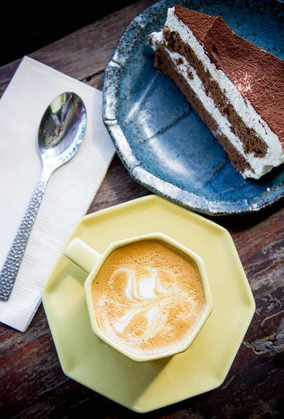 Šálek kávy a čokoládový dort v kavárně — Stock fotografie