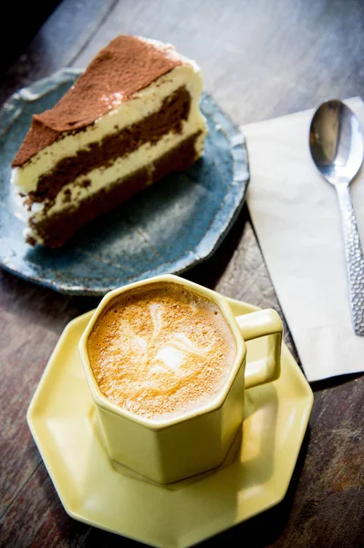 kahve fincanı ve kafede çikolatalı kek