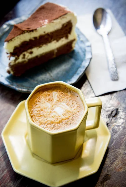 Taza de café y pastel de chocolate en la cafetería — Foto de Stock