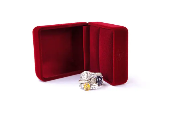 Prsteny šperky je populární s holkama. Symbolem lásky a th — Stock fotografie