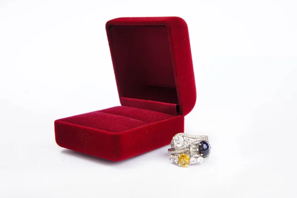 Δαχτυλίδια κοσμήματα είναι δημοφιλής με τα κορίτσια. Ένα σύμβολο της αγάπης και ου — Φωτογραφία Αρχείου