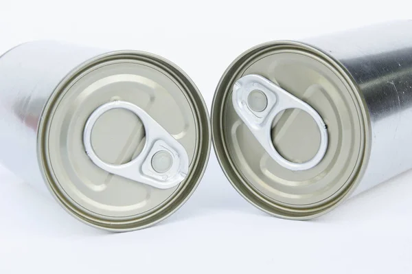 ポップアップ トップ蓋 白い背景 包装缶 ブリキ缶飲料と食品包装ブリキ容器 化学物質の簡単なオープン エンド缶 — ストック写真
