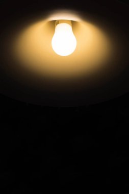 Ampul karanlıkta binalarda aydınlatma 