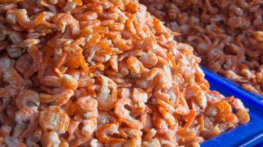 Küçük kurutulmuş kurutulmuş karides. Yetişmek için sipariş ve bir madde gıda olarak kullanılan. Nefis tuzlu tadı