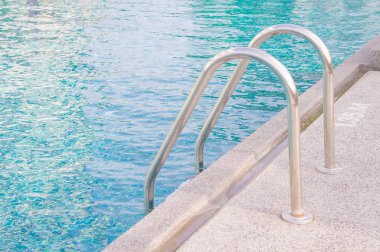 Merdiven havuzu havuzda daha kolaylık sağlamak için.