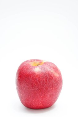 Beyaz arka plan stili üzerinde kırmızı elma