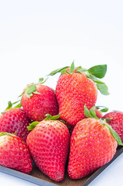 Morango sobre fundo branco fruta saudável cordial, útil — Fotografia de Stock