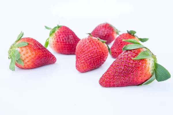 Căpșuni pe fundal alb fructul sănătos cordial, util — Fotografie, imagine de stoc
