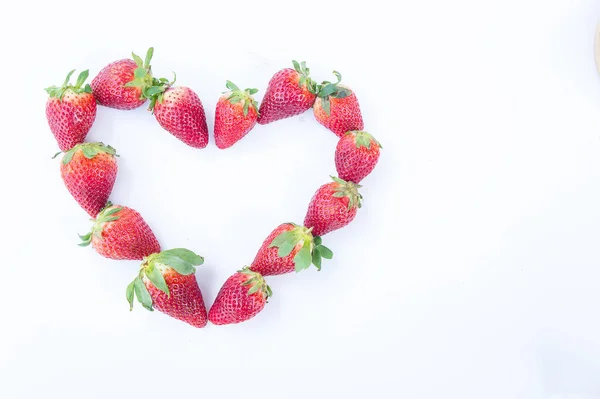 白地イチゴ背景果物の健康的な心を込めて 便利でおいしい — ストック写真