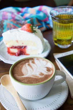 kahve fincanı ve kafede Çilekli pasta, kahve dinlenmek zaman