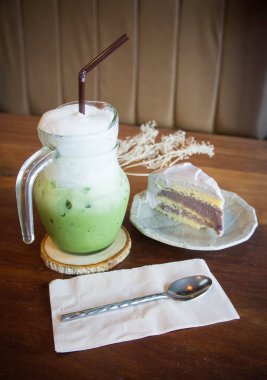 serin yeşil çay süt ve kafede lezzetli kek
