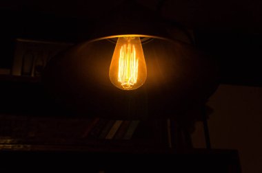 Depolama oda geceleri ışık ampuller