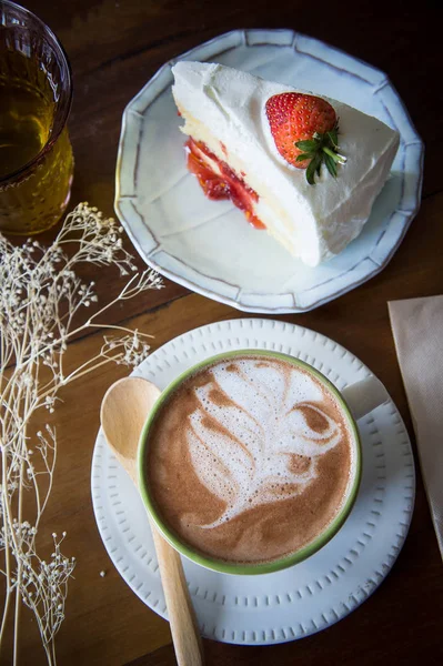 Coffee cup a jahodový dort v kavárně s dřevěným backgro — Stock fotografie