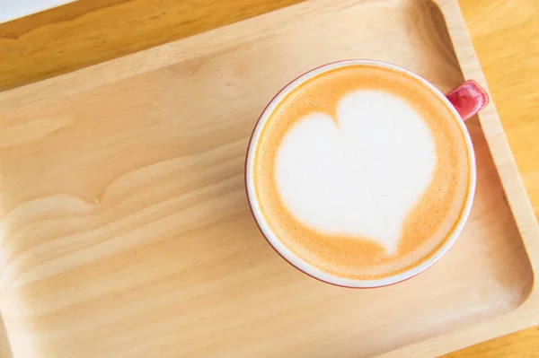 Coffee cup and tasty cake in coffe shop, coffee heart cup — Stock Photo, Image