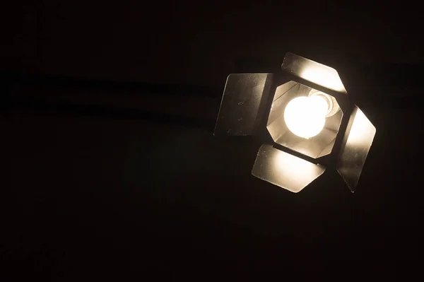 在晚上的储存室的灯泡 — 图库照片