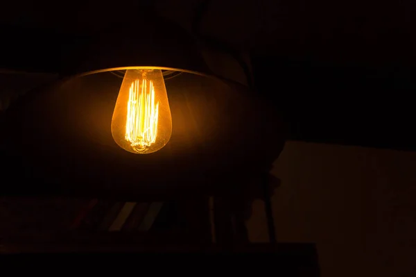 Lampu bohlam di ruang penyimpanan di malam hari — Stok Foto