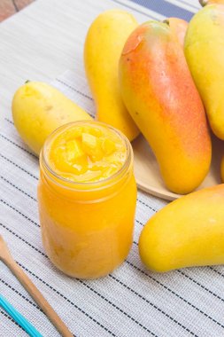 Mango smoothie, mango suyu, meyve yüzlü
