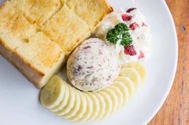 Tost ve dondurma ve Cafe Muz tatlısı