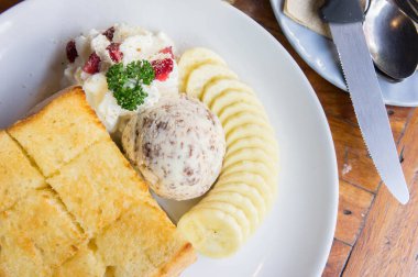 Tost ve dondurma ve Cafe Muz tatlısı