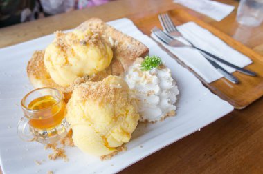 Bal tost ve dondurma beyaz bulaşık ahşap masa