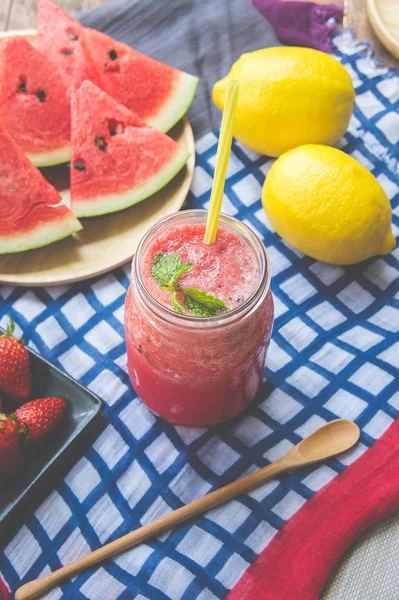 Suco de melancia, smoothie melancia, suco refrescante no verão — Fotografia de Stock