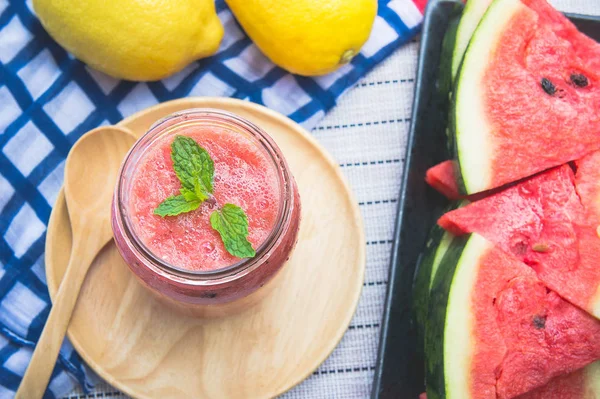 Suco de melancia, smoothie melancia, suco refrescante no verão — Fotografia de Stock
