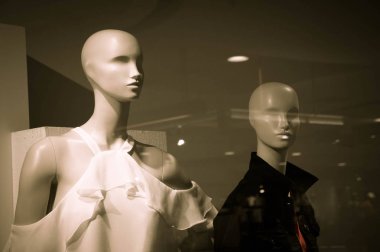 Elbise dükkanı modelinde kuklalar