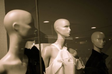 Elbise dükkanı vintage modelinde kuklalar