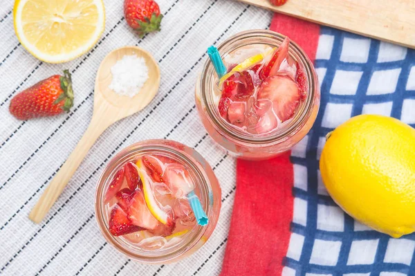 Jugo de fruta de soda de limonada de fresa —  Fotos de Stock