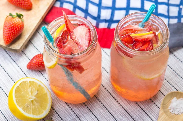Jugo de fruta de soda de limonada de fresa —  Fotos de Stock