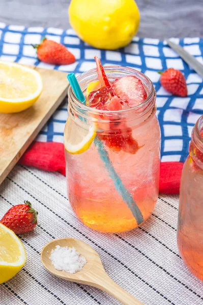 Limonada de morango suco de frutas de refrigerante — Fotografia de Stock