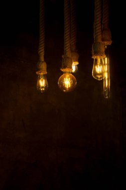 Bir kafede bir ampule aydınlatma