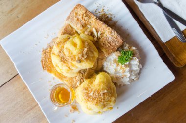 Bal tost ve dondurma beyaz bulaşık ahşap masa