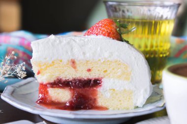 kahve fincanı ve lezzetli kek çilek ve zaman moblie kafede masada rahatla