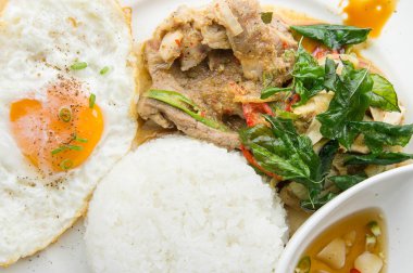 Izgara domuz eti fesleğen kızarmış yumurta, fesleğen gevrek domuz, favarite geleneksel Tay yemekleri tür ile karıştırın