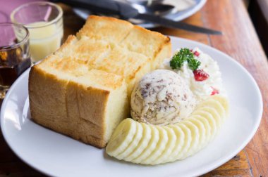 Tost ve dondurma ve Cafe Muz tatlısı