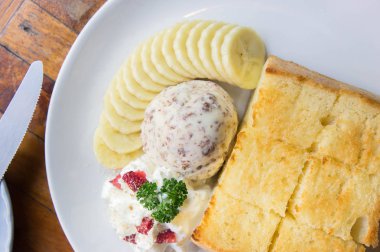 Tost ve dondurma ve Cafe Muz tatlısı