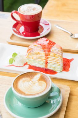 kahve fincanı ve ahşap masa, lezzetli kahve ve kek kek 