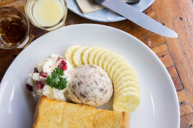 Tost ve dondurma ve Cafe Muz tatlısı