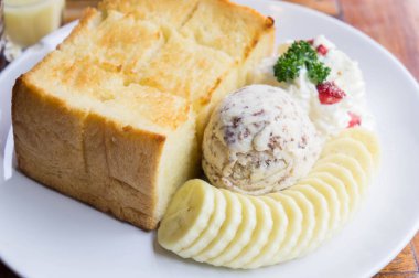 Tost ve dondurma ve Cafe Muz tatlısı