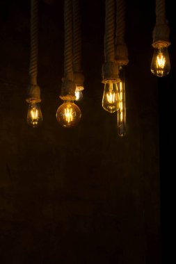 Bir kafede bir ampule aydınlatma