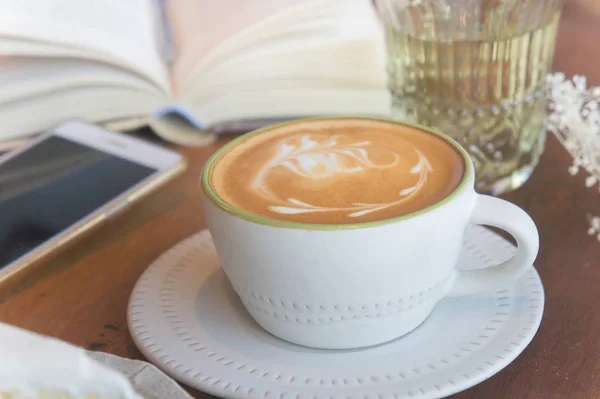 Blick Von Oben Auf Kaffeetasse Und Grünen Tee Kuchen Smartphone — Stockfoto