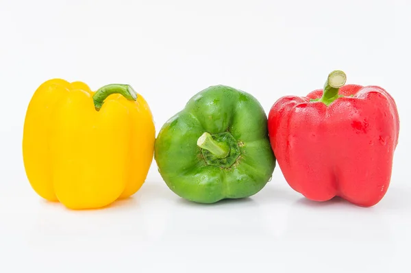 Сладкий перец на белом фоне, сырые овощи — стоковое фото